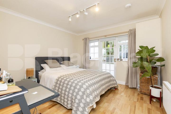 Stunning spacious two bed garden flat within a period house by Regents Park. Oval Road, Regents Park / Camden 
